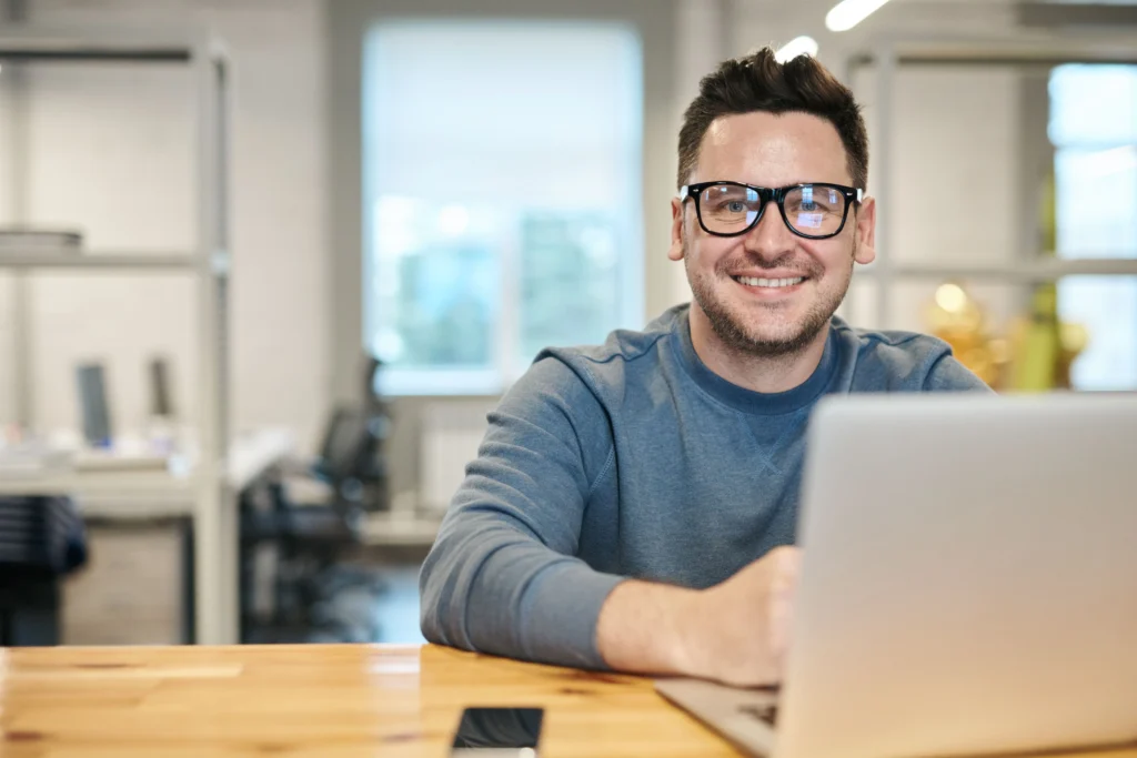 emprendedor digital con sensación de orden y claridad