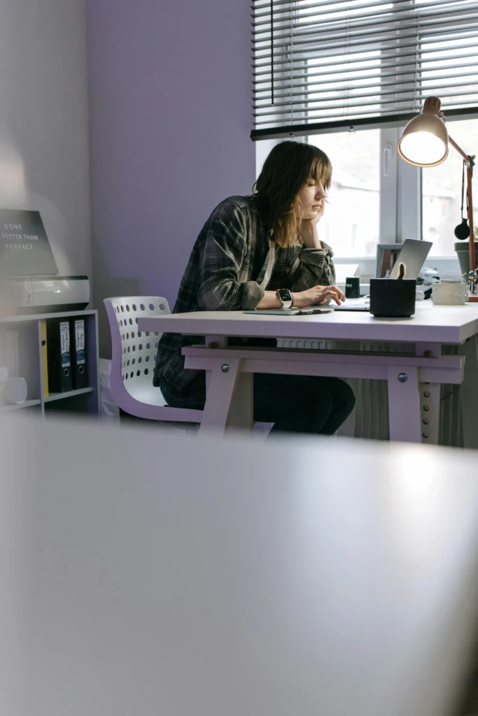 emprendedor frente a computadora con sensación de saturación mental