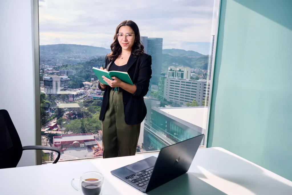 emprendedora observando con más calma su trabajo